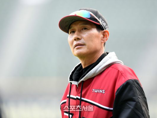 LG 염경엽 감독이 선수들의 훈련을 지켜보고 있다. 잠실 | 최승섭기자 thunder@sportsseoul.com