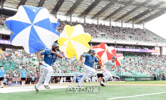 KT 로하스(왼쪽)와 삼성 이승현(가운데), 한화 주현상이 6일 인천SSG랜더스필드에서 진행된 2024 KBO리그 올스타전에 앞서 진행된 썸머레이스에 참가하고 있다. 문학 | 박진업 기자 upandup@sportsseoul.com