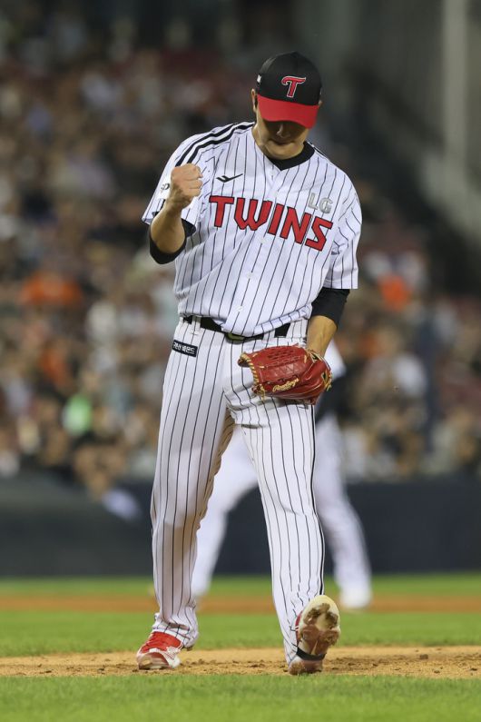 LG 이정용이 1일 잠실 한화전에서 상대 타자를 삼진으로 잡은 후 환호하고 있다. 사진 | LG 트윈스