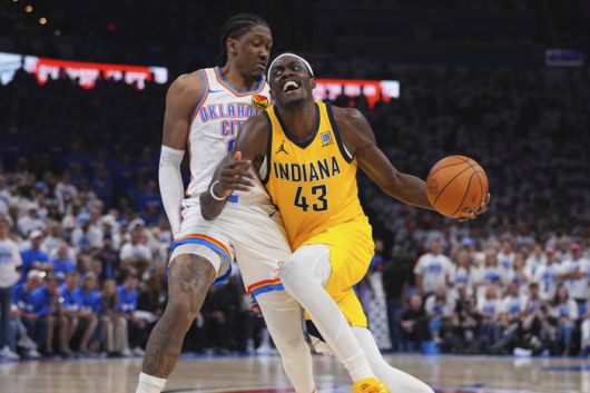 인디애나 시아캄이 17일(한국시간) 미국 오클라호마주 오클라호마 시티 페이컴 센터에서 열린 2024~2025 NBA 파이널 5차전 OKC전서 돌파를 시도하고 있다. 사진 | AP 연합뉴스
