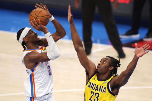 SGA가 17일(한국시간) 미국 오클라호마주 오클라호마 시티 페이컴 센터에서 열린 2024~2025 NBA 파이널 5차전 인디애나 페이서스전에서 슛을 시도하고 있다. 사진 | AFP 연합뉴스