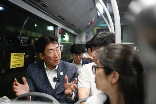 원강수 원주시장이 16일 밤 10시 30분부터 자정까지 대학생 및 중고등학생 등과 함께 심야버스 ‘대학N버스’에 탑승해서 현장의 목소리를 청취하고 있다.  사진|원주시청