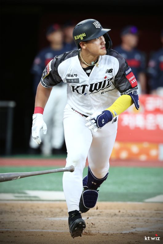 KT 안현민이 12일 수원케이티위즈파크에서 열린 2025 KBO리그 롯데전에서 홈런을 터뜨리고 있다. 사진 | KT 위즈