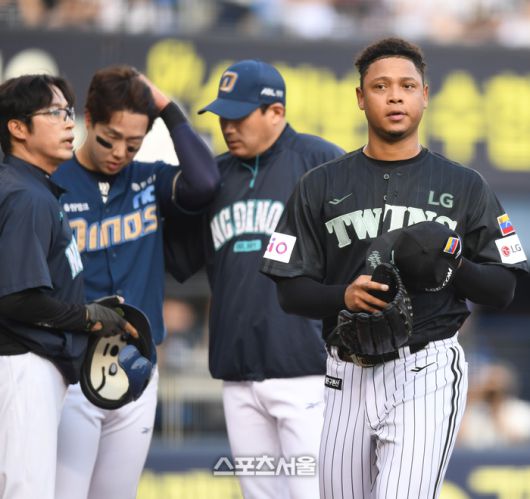 LG 선발투수 에르난데스가 17일 서울 잠실구장에서 열린 2025 KBO리그 NC와 경기 2회초 무사1루 상대 박건우 헤드샷으로 자동퇴장돼 덕아웃으로 들어오고 있다. 잠실 | 최승섭기자 thunder@sportsseoul.com