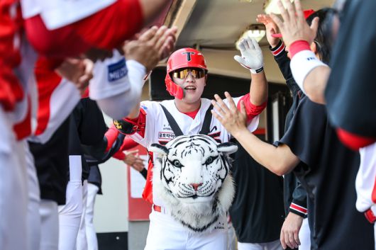 KIA 오선우가 26일 광주-기아 챔피언스 필드에서 열린 2025 KBO리그 LG전에서 3회말 스리런 홈런을 때린 후 더그아웃으로 돌아와 동료들의 축하를 받고 있다. 사진 | KIA 타이거즈