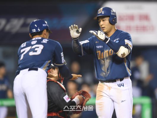 NC 김휘집이 17일 서울 잠실구장에서 열린 2025 KBO리그 LG와 경기 9회초 1사 좌월홈런을 날린 후 김종호 코치와 하이파이브를 하고 있다. 잠실 | 최승섭기자 thunder@sportsseoul.com