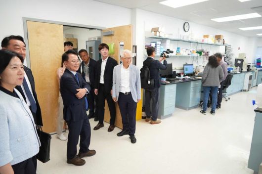 육동한 시장과 대표단이 16일(현지시간) 미국 보스턴 제노스코 본사를 방문해 제노스코 연구소 시설을 둘러보며 신약 개발 과정에 대한 설명을 듣고 있다.  사진|춘천시청