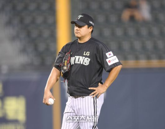 LG 장현식이 17일 서울 잠실구장에서 열린 2025 KBO리그 NC와 경기 5회초 무사만루 상대 권희동의 몸에 맞는 볼로 실점한 후 아쉬워하고 있다. 잠실 | 최승섭기자 thunder@sportsseoul.com