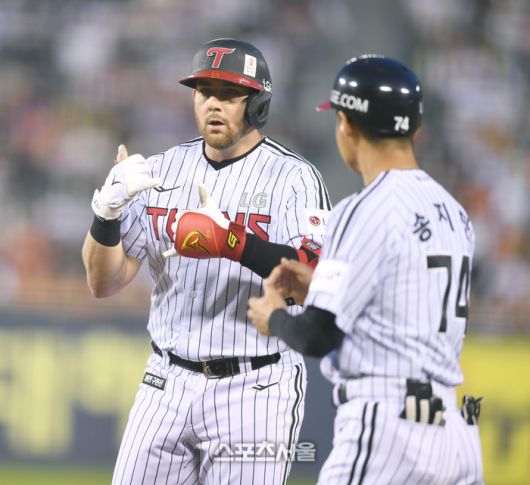 LG 오스틴이 안타를 친 뒤, 세리머니를 펼치고 있다. 잠실 | 최승섭기자 thunder@sportsseoul.com