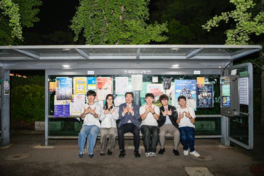 원강수 원주시장이 16일 밤 10시 30분부터 자정까지 대학생 및 중고등학생 등과 함께 심야버스 ‘대학N버스’에 탑승해서 현장의 목소리를 청취하고 기념촬영을 하고 있다.  사진|원주시청