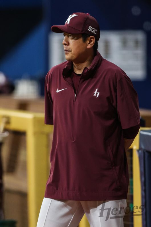 키움 홍원기 감독이 11일 고척스카이돔에서 열린 2025 KBO리그 NC전에 앞서 선수단 훈련을 지켜보고 있다. 사진 | 키움 히어로즈