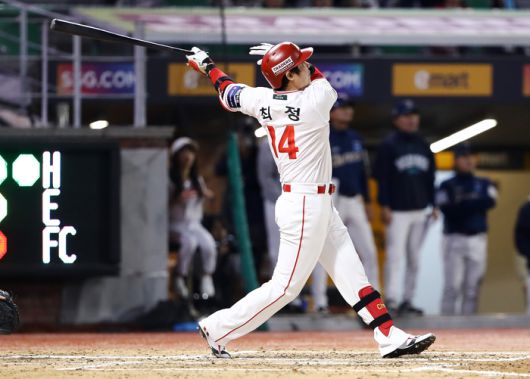 SSG 최정이 인천SSG랜더스필드에서 열린 2025 KBO리그 정규시즌 NC전 6회말 홈런을 치고 있다. 사진 | SSG 랜더스