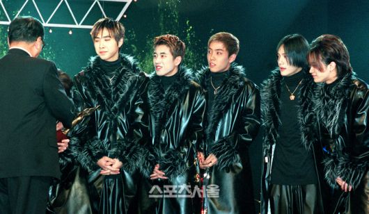 제9회 서울가요대상 시상식에서 잭스키스가 본사 사장으로부터 트로피를 받고있다. 사진 | 스포츠서울