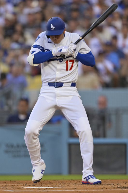 오타니가 몸쪽 공을 지켜보고 있다. 사진 | AP 연합뉴스