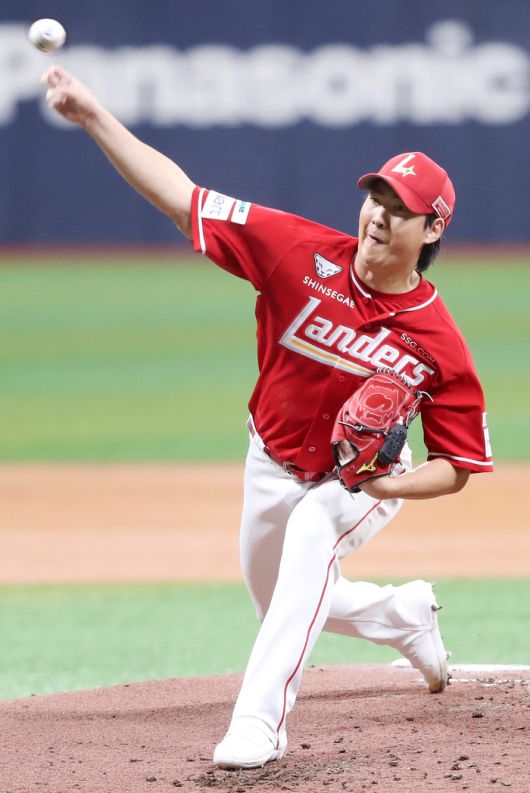 SSG 문승원이 고척스카이돔에서 열린 2025 KBO리그 키움전에 선발 등판해 역투하고 있다. 사진 | SSG 랜더스