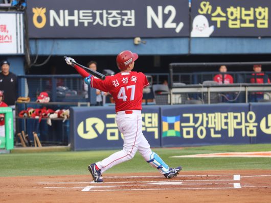 SSG 김성욱이 10일 서울 잠실구장에서 열린 2025 KBO리그 정규시즌 LG전서 안타를 치고 있다. 사진 | SSG 랜더스