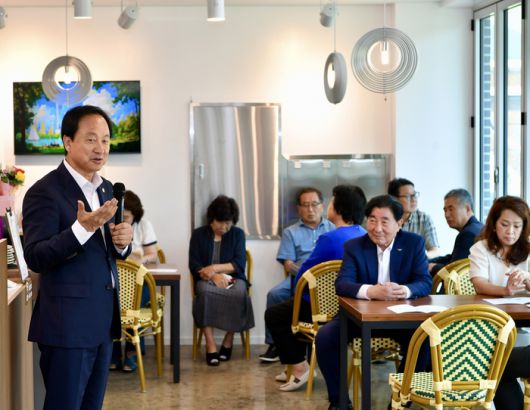 표한상 횡성군의장이 17일 횡성군 <귀농귀촌인 소통센터> 개소식에서 축사를 하고 있다.  사진|횡성군청