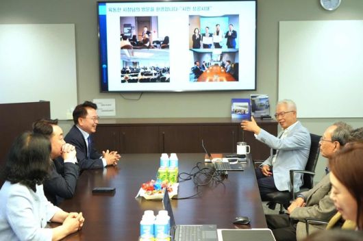 육동한 시장이 16일(현지시간) 미국 보스턴 제노스코 본사를 방문해 고종성 대표의 회사 소개 발표를 듣고 있다. 이날 면담에서는 글로벌 임상 사례와 춘천 바이오산업의 해외 진출 방안이 집중 논의됐다.  사진|춘천시청