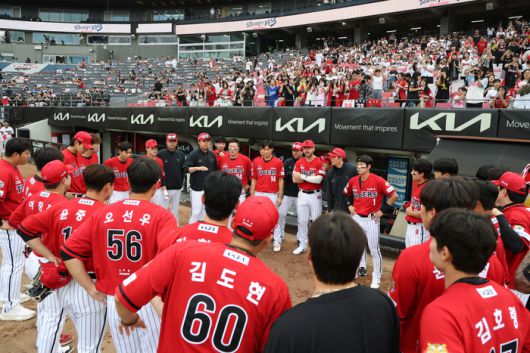 KIA 선수들이 10일 광주-기아 챔피언스 필드에서 열린 2025 KBO리그 삼성전에 앞서 미팅을 진행하고 있다. 사진 | KIA 타이거즈