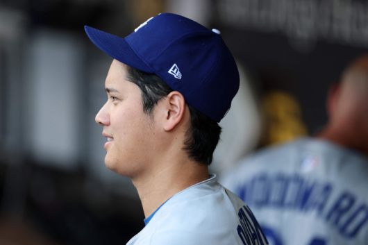 오타니가 더그아웃에서 그라운드를 지켜보고 있다. 사진 | AFP 연합뉴스