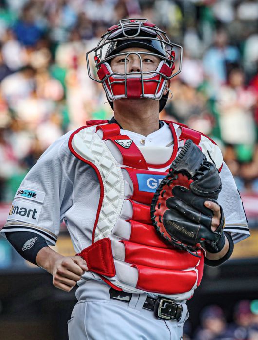 SSG 조형우가 14일 인천SSG랜더스필드에서 열린 2025 KBO리그 롯데전 도중 타구를 바라보고 있다. 사진 | SSG 랜더스