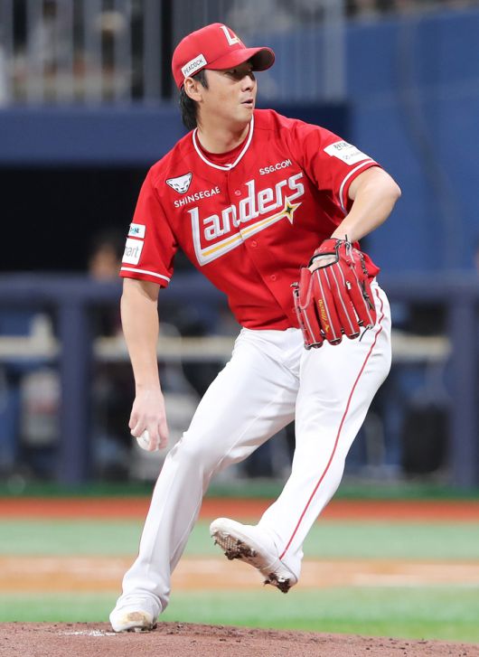 SSG 문승원이 고척스카이돔에서 열린 2025 KBO리그 키움전에 선발 등판해 역투하고 있다. 사진 | SSG 랜더스