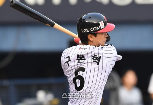 LG 구본혁이 27일 잠실구장에서 열린 2025 KBO리그 한화와 경기 1회말 2사 1-2루 상황에서 한화 선발 황준서를 상대로 1타점 적시타를 치고 있다. 잠실 | 박진업 기자 upandup@sportsseoul.com