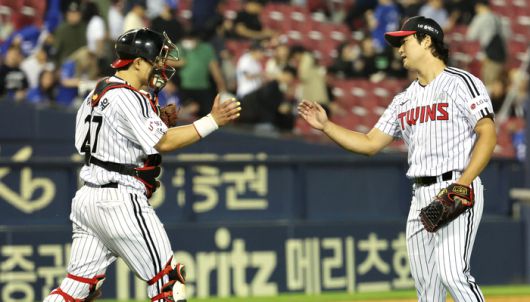 LG 시절 고우석이 세이브에 성공한 뒤 포수 박동원과 하이파이브를 하고 있다. 사진 | 연합뉴스