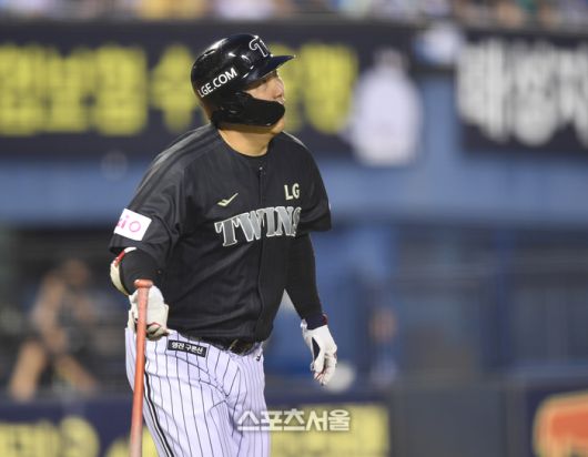 LG 김현수가 17일 서울 잠실구장에서 열린 2025 KBO리그 NC와 경기 5회말 1사1루 우월홈런을 날린 후 타구를 바라보고 있다. 잠실 | 최승섭기자 thunder@sportsseoul.com