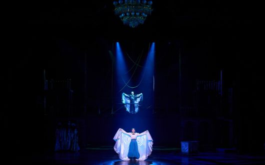 뮤지컬 ‘팬텀’은 ‘오페라의 유령’과 달리 ‘팬텀(에릭)’이 사랑한 천상의 목소리 ‘크리스틴 다에’가 파리 오페라극장에 입성하는 이야기부터 시작한다. 사진 | EMK뮤지컬컴퍼니