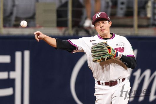 유격수로 나선 오선진이 공을 1루로 송구하고 있다. 사진 | 키움 히어로즈
