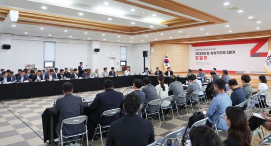 김진태 강원특별자치도지사가 19일 정기 간담회 ‘정담회’에서 농업인단체와 소통을 하고 있다.  사진|강원특별자치도청