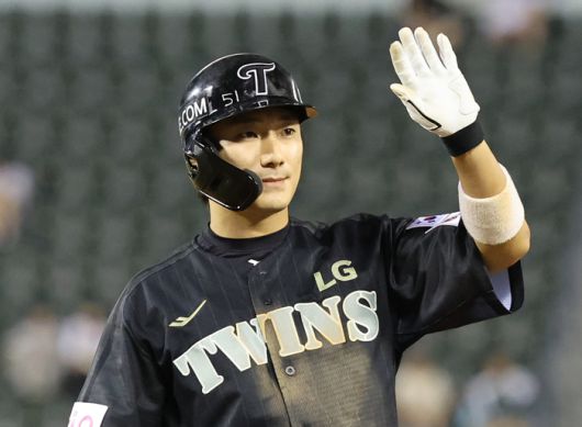 LG 신민재가 18일 서울 잠실구장에서 열린 2025 KBO리그 정규시즌 NC전 타점을 기록한 후 세리머니하고 있다. 사진 | 연합뉴스