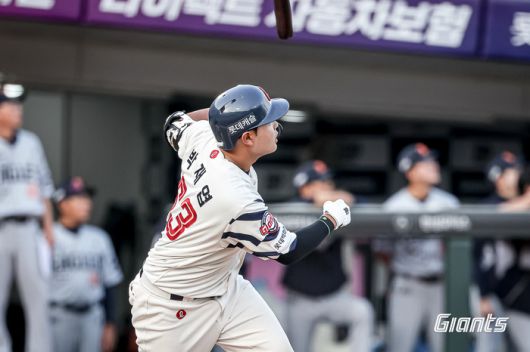 롯데 신인 포수 박재엽이 18일 사직 한화와 경기에서 2회말 3점 홈런을 터트리고 있다. 사진 | 롯데 자이언츠