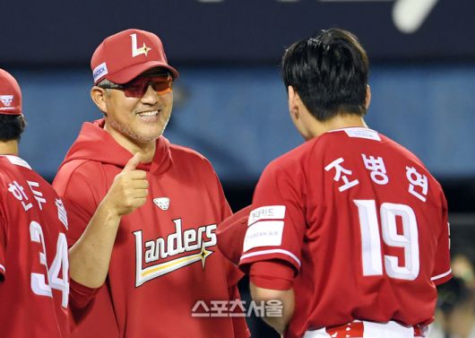 SSG 이숭용 감독이 웃어보이고 있다. 잠실 | 박진업 기자 upandup@sportsseoul.com