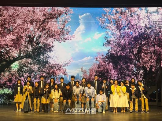 19일 뮤지컬 ‘오늘밤, 세계에서 이 사랑이 사라진다 해도’ 프레스콜에서 작품을 이끌어 가는 창작진과 모든 배우들이 단체 사진을 촬영하고 있다. 사진 | 표권향 기자 gioia@sportsseoul.com