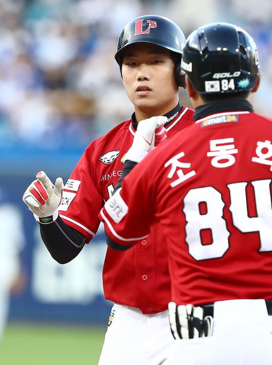 SSG 석정우가 조동화 코치와 하이파이브를 하고 있다. 사진 | SSG 랜더스