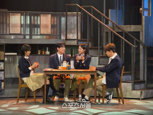 이준이 19일 뮤지컬 ‘오늘밤, 세계에서 이 사랑이 사라진다 해도’ 프레스콜에서 장민제·오유민·신은총과 함께 대표 넘버 ‘레이디 그레이와 여름의 향’을 시연하고 있다. 사진 | 표권향 기자 gioia@sportsseoul.com