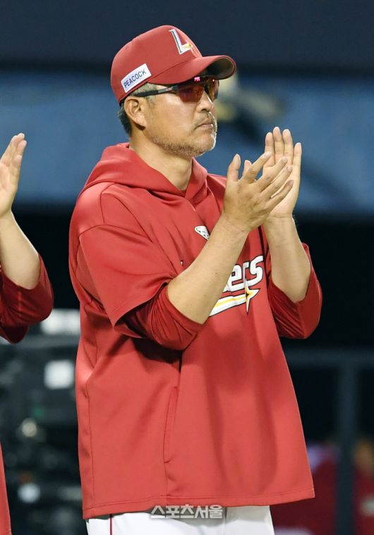 SSG 이숭용 감독이 선수들에게 박수를 보내고 있다. 잠실 | 박진업 기자 upandup@sportsseoul.com