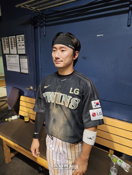 LG 신민재가 18일 서울 잠실구장에서 열린 2025 KBO리그 정규시즌 NC전 승리 후 취재진 인터뷰에 응하며 포즈를 취하고 있다. 잠실 | 강윤식 기자 skywalker@sportsseoul.com