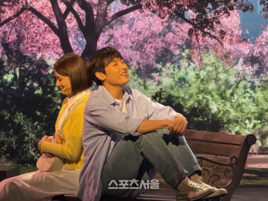 (왼쪽부터) 솔빈과 김인성이 19일 뮤지컬 ‘오늘밤, 세계에서 이 사랑이 사라진다 해도’ 프레스콜에서 대표 너머 ‘내일의 네가 용기를 얻을 수 있다면’을 시연하고 있다. 사진 | 표권향 기자 gioia@sportsseoul.com