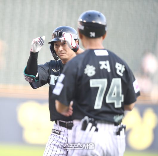 LG 신민재가 17일 서울 잠실구장에서 열린 2025 KBO리그 NC와 경기 1회말 우전안타를 친 후 세리머니를 하고 있다. 잠실 | 최승섭기자 thunder@sportsseoul.com