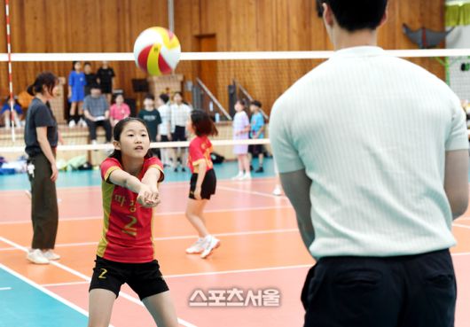 우리카드 박철우 코치(오른쪽)와 장녀 소율 양. 파장초등학교 체육관(수원시 장안구). 2025. 6. 18. 수원 | 박진업 기자 upandup@sportsseoul.com