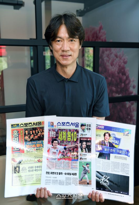 홍명보 감독이 스포츠서울 40년사에 자신의 발자취가 담긴 지면을 들고 포즈를 하고 있다.