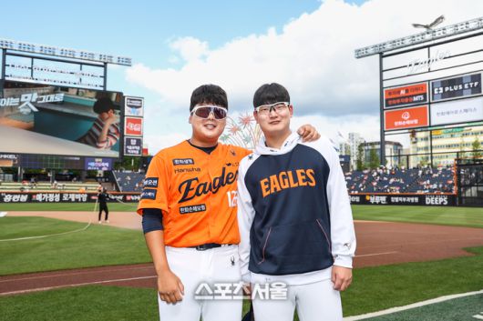 김지현(왼쪽), 김서현(오른쪽) 형제가 어깨동무를 하고 있다. 사진 | 한화 이글스