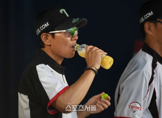 LG 염경엽 감독이 17일 서울 잠실구장에서 열린 2025 KBO리그 NC와 경기 도중 음료를 마시고 있다. 잠실 | 최승섭기자 thunder@sportsseoul.com