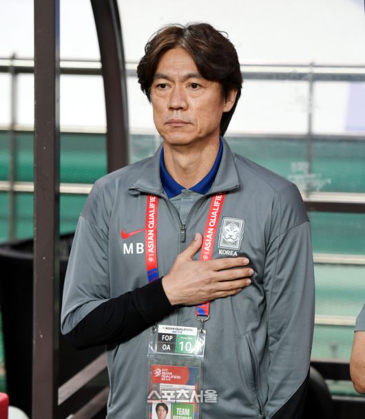 홍명보 감독이 지난 10일 서울월드컵경기장에서 열린 2026 FIFA 북중미 월드컵 3차 예선 쿠웨이트와 경기에 앞서 국기에 대한 경례를 하고 있다.   최승섭기자 thunder@sportsseoul.com