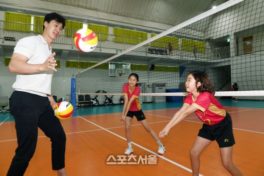 우리카드 박철우 코치(왼쪽)와 장녀 소율 양(가운데), 차녀 시하 양. 파장초등학교 체육관(수원시 장안구). 2025. 6. 18. 수원 | 박진업 기자 upandup@sportsseoul.com