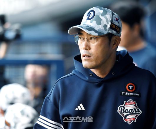 두산 조성환 감독대행이 4일 잠실구장에서 열린 2025 KBO리그 KIA와 경기에서 선수들의 플레이를 지켜보고 있다. 잠실 | 박진업 기자 upandup@sportsseoul.com