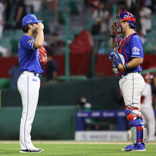 삼성 강민호(오른쪽)와 이호성이 5일 인천SSG랜더스필드에서 열린 2025 KBO리그 SSG전 승리 후 거수경례 세리머니를 하고 있다. 사진 | 삼성 라이온즈